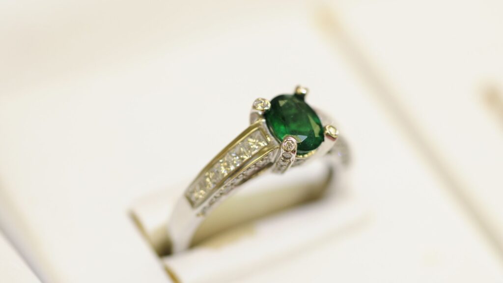 Best Gemstones for Engagement Rings- Green Emerald Rings